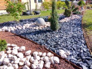 jardin decoratif annecy plantation arbustes ardoise et galets