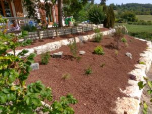 enrochement pierres et bordures devant maison